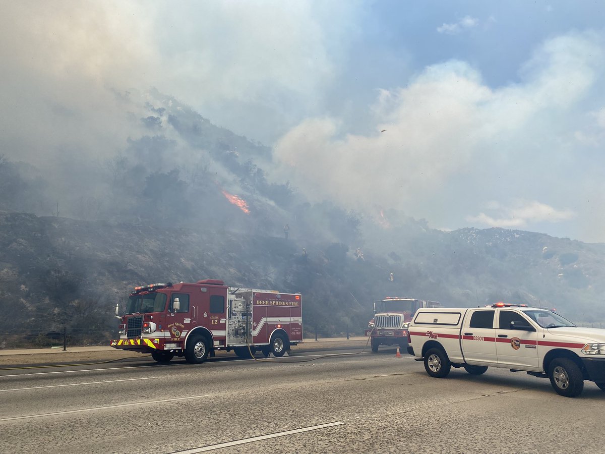 CALFIRESANDIEGO's tweet image. #DeerFire near Deer Springs [update] The forward rate of spread on the fire has been stopped.  Crews will remain at scene well into the evening to contain the fire.  SB I-15 remains closed at Gopher Canyon Rd. with no anticipated opening, please avoid the area.