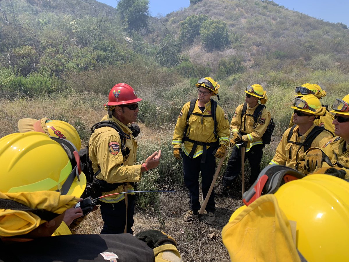 CALFIRESANDIEGO's tweet image. #DeerFire near Deer Springs [update] The forward rate of spread on the fire has been stopped.  Crews will remain at scene well into the evening to contain the fire.  SB I-15 remains closed at Gopher Canyon Rd. with no anticipated opening, please avoid the area.