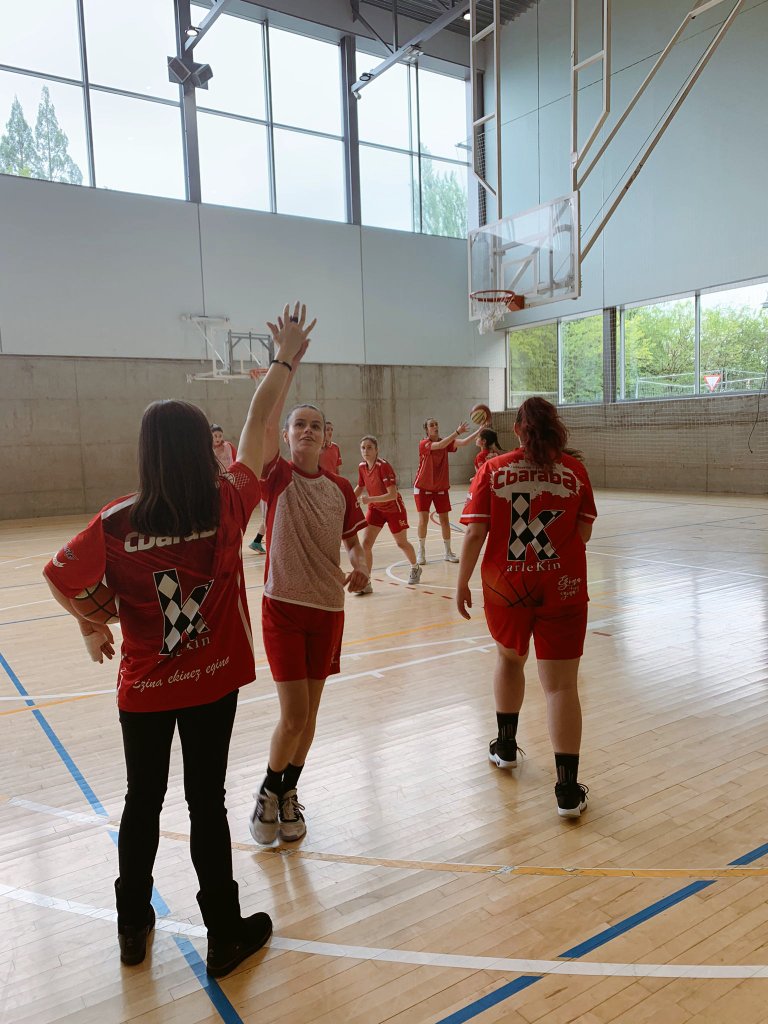 CB_ARABA's tweet photo. 📊 EMAITZA | Senior Provincial ✅
Lakua Basket A 15
#ArabaSen 60
Garaipen sendoa gaurkoan gure seniorrentzat! Zorionak! 🔴⚪ #KeepWorking https://t.co/7gbCnqOaAC