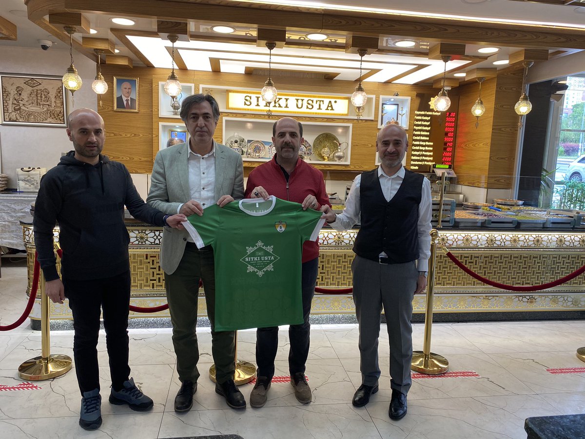 ZiyaSozen's tweet photo. Ankara’daki evimiz @ankarabinyar12 Derneğimizin değerli başkanı Sayın @Cemalkocakelci başkanımız ile birlikte tatlı sektörünün önde gelen markası @sitkiusta firmamızın Yönetim Kurulu Başkanı kardeşimiz Sn.@Suleyman_021 Beyi ziyarette bulunduk. Takımımızın formasını takdim ettik. https://t.co/kOBwqpyjYI