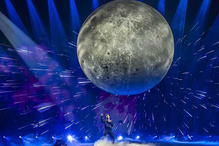 jpc96_designs's tweet photo. Hola soy Blas, de carglass. Te traigo la luna.

#Eurovision https://t.co/xpMaUbXVgX