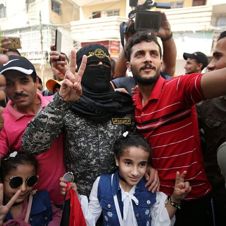 mo_ztr's tweet photo. هكذا استقبل أهالي #غزة الملثم الأسود "أبو حمزة" الناطق العسكري لسرايا القدس في أول ظهور له بعد انتصار المقاومة. https://t.co/hSCEFhkOtz