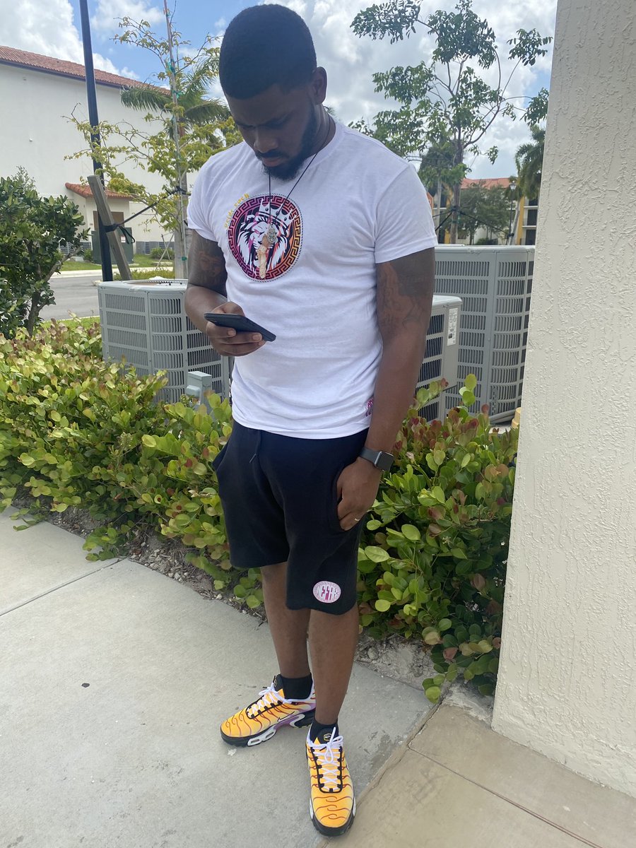 CthaNefak's tweet photo. Maybe that’s just the 👿 on my left shoulder... Say I’m getting wise I’m getting older‼️
#NEFAK
#NEFAKAPPAREL https://t.co/rF3P7nKZU4