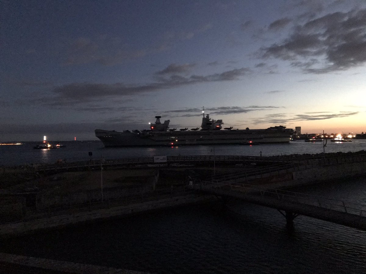 RN_DTXG's tweet image. Here’s wishing fair winds and following seas to XDU1 embarked in @HMSQNLZ as she sails for her global deployment this evening. XDU1’s specialist EOD divers will play a crucial role in protecting the ship and her Task Group throughout. Go well! #bombfrog 💣🐸 #divenavy @RoyalNavy