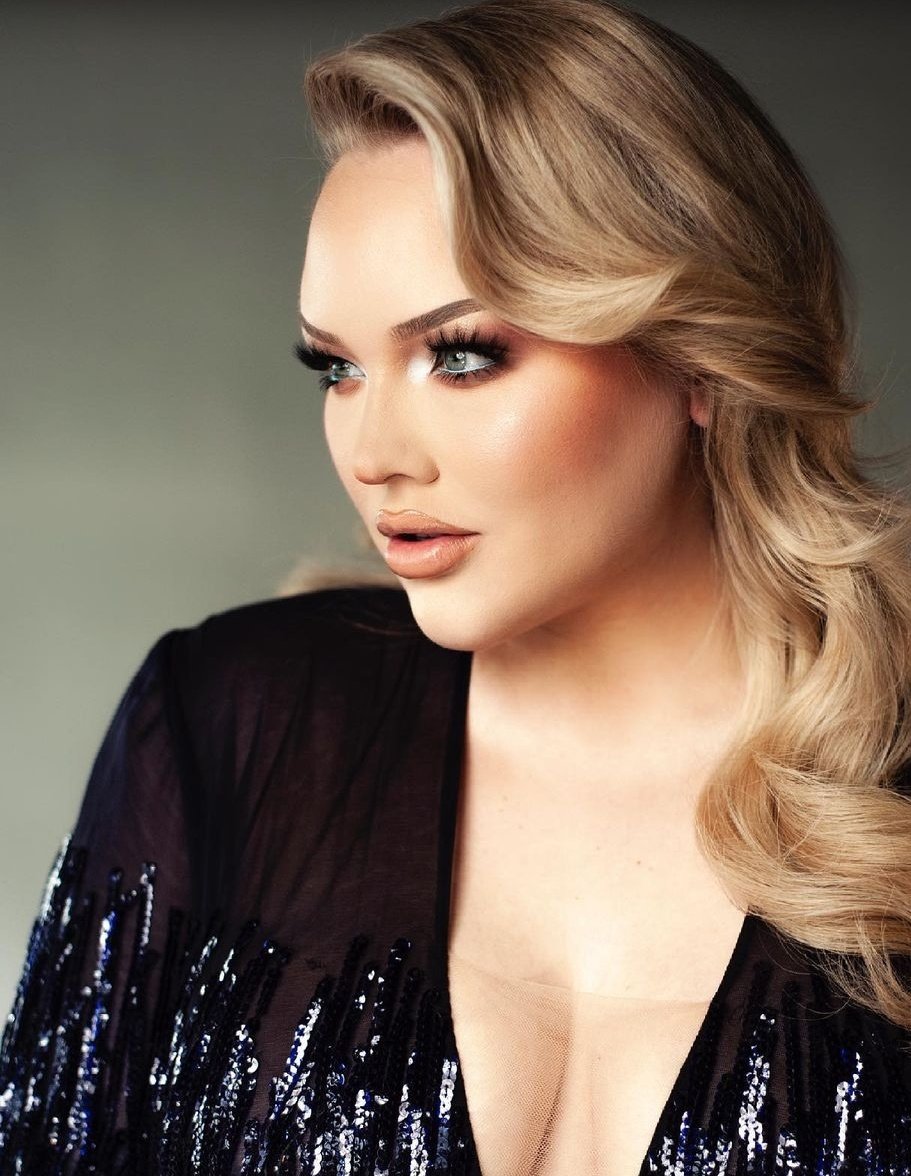 talmcreta's tweet photo. A Nikkie Tutorials le debe doler la espalda de cargar con todo el peso de ser la mejor vestida de #Eurovision https://t.co/kz2XrTBimF