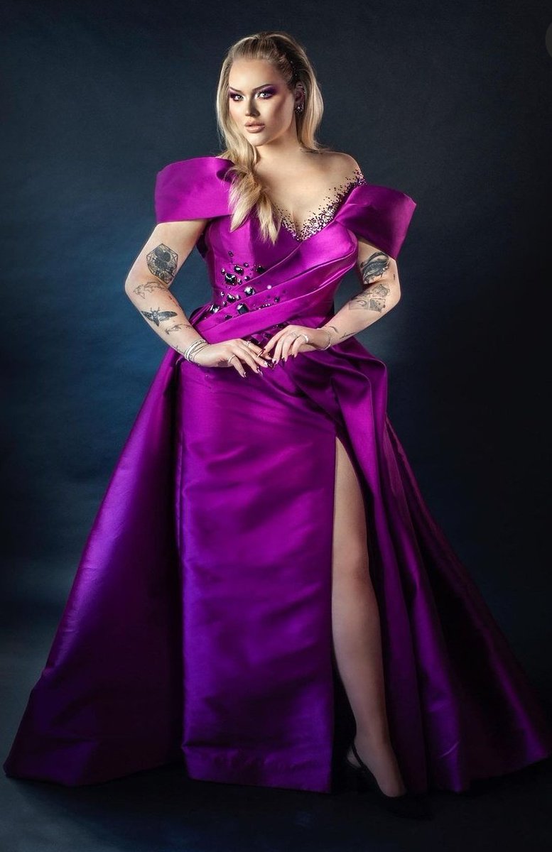 talmcreta's tweet photo. A Nikkie Tutorials le debe doler la espalda de cargar con todo el peso de ser la mejor vestida de #Eurovision https://t.co/kz2XrTBimF