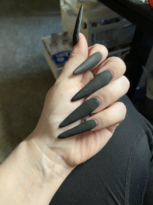 I need a new nail place &hellip; they are just sloppy and half an inch too long. They didn&rsquo;t even want to do<a href="/tag/gloves"class="tags"><span>#gloves</span></a><a href="/tag/glovefetish"class="tags"><span>#glovefetish</span></a>