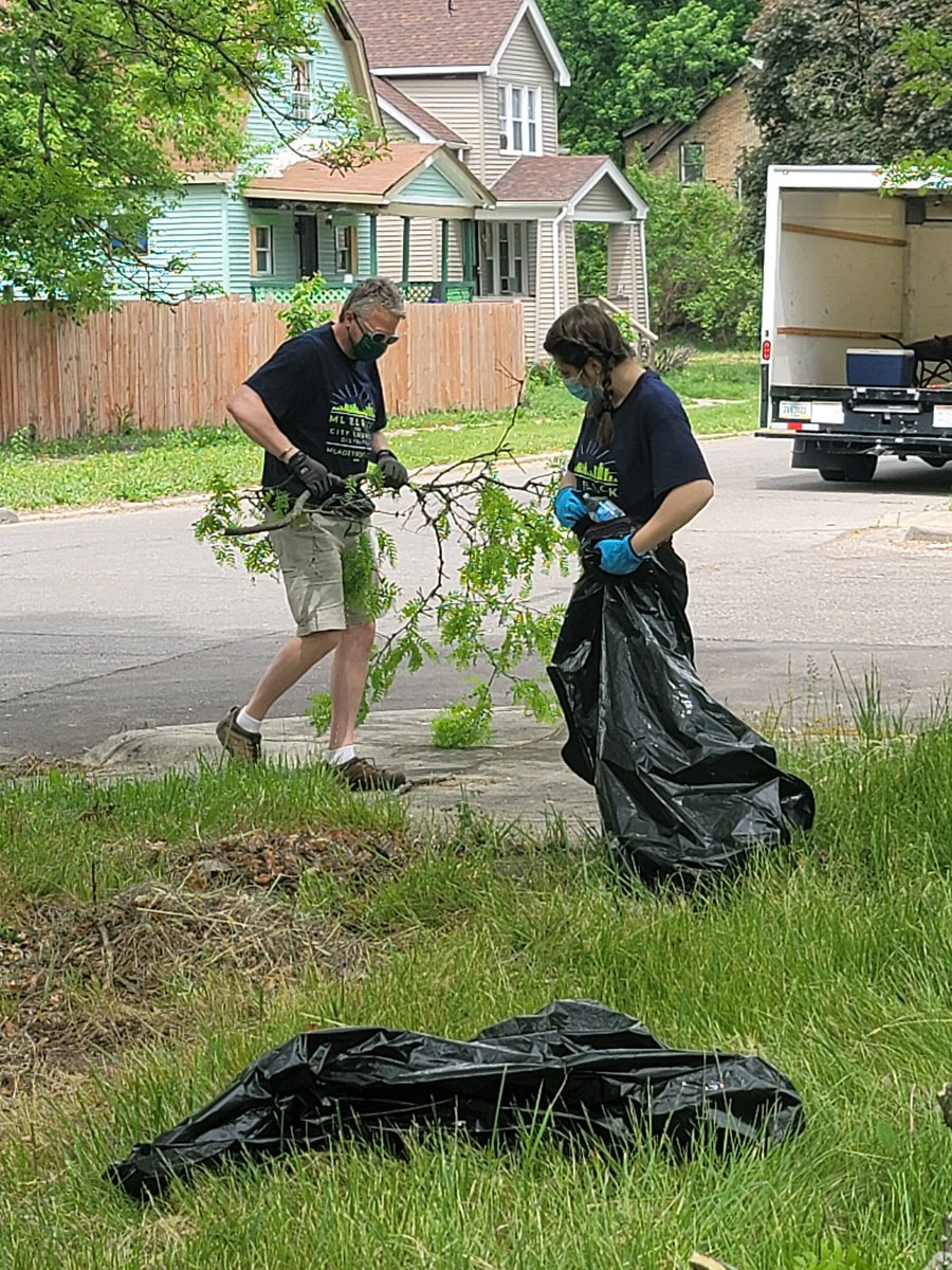 DetroitMl4's tweet photo. #MOTORCITYMAKEOVER Day in #Detroit #District4 and #TeamML is out. https://t.co/kL08Pevwao
