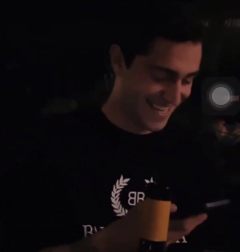 itsMeSel_'s tweet photo. Io che tento di chiamate Uber per scappare dal tipo noioso https://t.co/reiWXz0APo