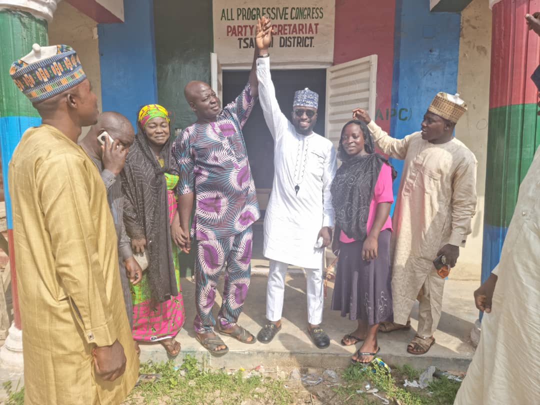 realMMMubaraq's tweet photo. Officially I joined @OfficialAPCNg @APCKwaraState in my ward, Tsaragi,Edu LG with my supporters.I joined @OfficialAPCNg, @APCKwaraState 2 support Gov AA in moving our state2greater heights.@RealAARahman is doing well&amp;delivering dividends of democracy2d ppl across d state. https://t.co/JTTb0zugWa
