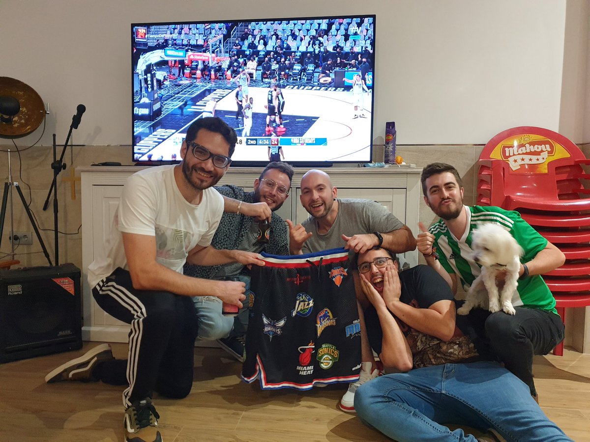 PeB_SuRi's tweet photo. De locos!! #TiempoDePlayoffs @ADaimiel @guillegimenez_ @RealBetis @MovistarNBA Chizpazos de playoff!! https://t.co/7SzyGGZim3