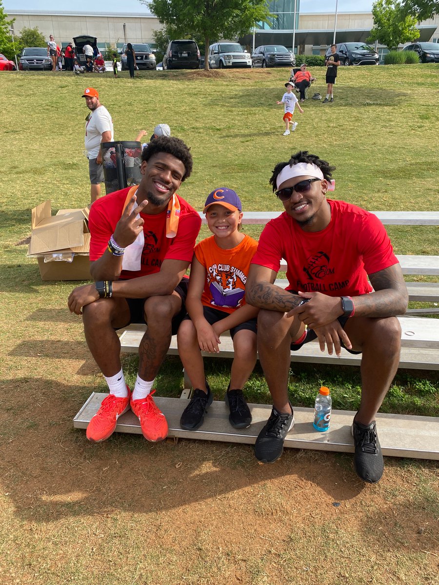 AshleyD730's tweet photo. Camp’s best coaches 😊 @diondreoverton_ @KellyB125 https://t.co/8eueB9rRpn