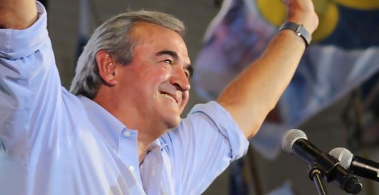 DanielRadioP's tweet photo. de pie.  
se fue un buen hombre. 
un buen blanco. 
un señor ministro. https://t.co/Bd9vPGjs7G