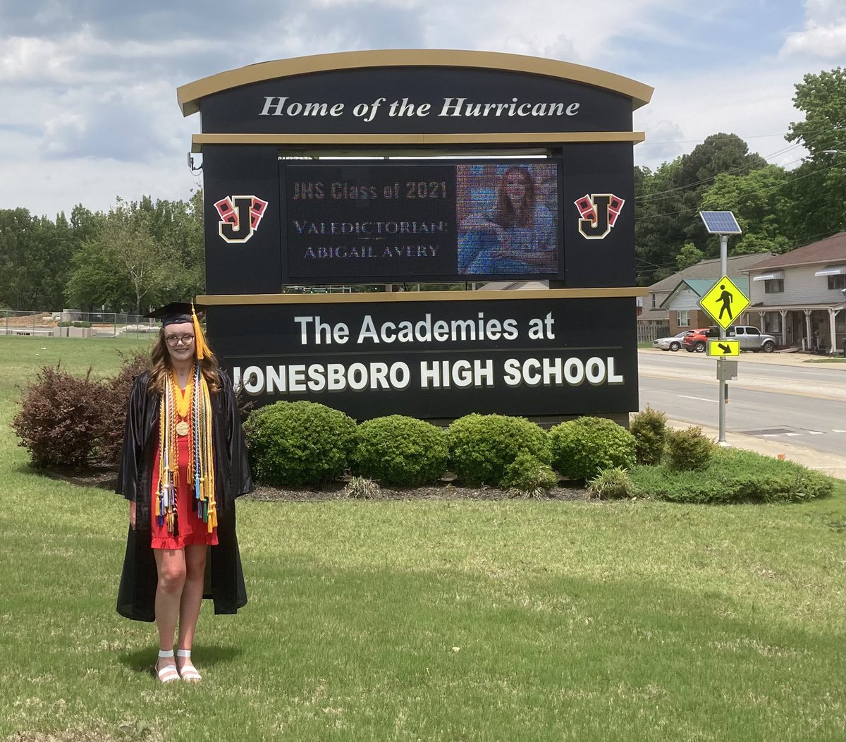MrsBAvery's tweet photo. Congratulations Abigail! Your dad and I couldn’t be more proud of the young woman you’ve grown to be! 💛👩‍🎓🖤#CaneGrad2021 https://t.co/zGoh86fmk5