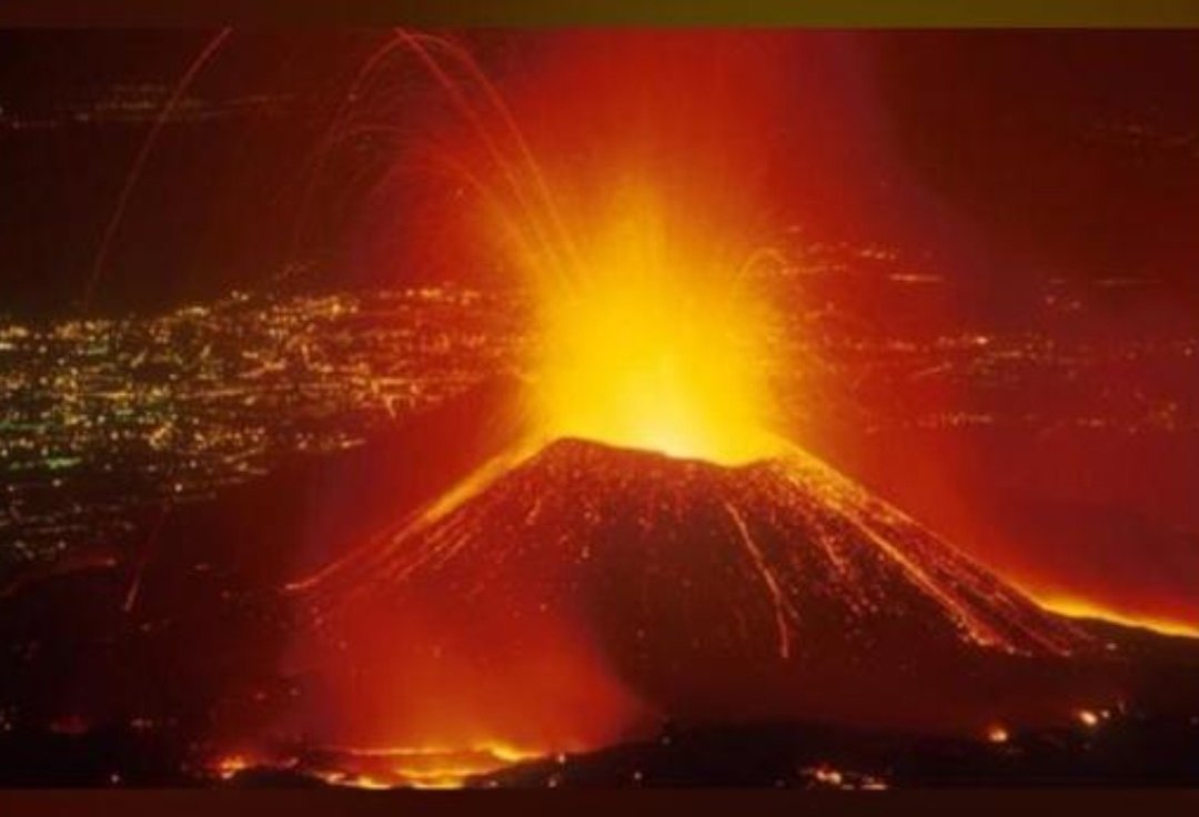 #RDC : #23MAI ,ÉRUPTION VOLCANIQUE DE #NYIRANGONGO À 20 KM DE #GOMA...LA #PANIQUE.  ET POURTANT, L' #OBSERVATOIRE_VOLCANOLOGIQUE AVAIT PRÉVENU LE #GOUVERNEMENT_ILUNKAMBA EN OCTOBRE 2020...#PRÉVENTION ET #PROTECTION DE LA POPULATION.#RDC.