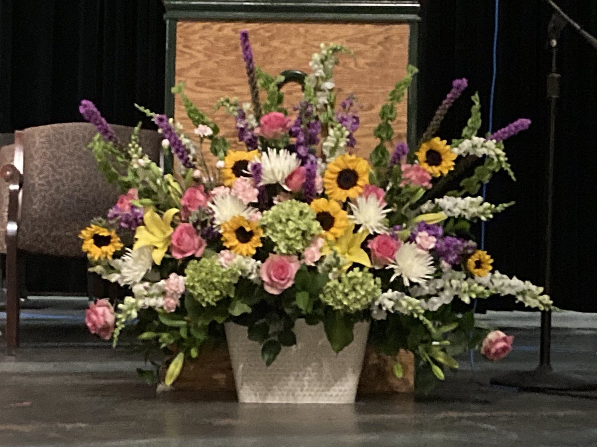 cantonffa's tweet image. Super Shout Out to Meredith Ellis! She is 100% responsible for creating the flowers for graduation last night!

She selected the flowers &amp;amp; created the order, processed the flowers, supplemented items not delivered, &amp;amp; created these 2 magnificent arrangements between finals!