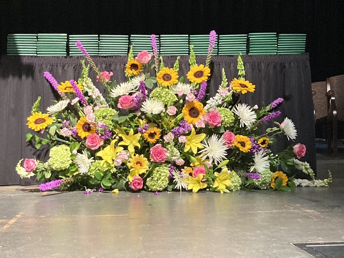 cantonffa's tweet image. Super Shout Out to Meredith Ellis! She is 100% responsible for creating the flowers for graduation last night!

She selected the flowers &amp;amp; created the order, processed the flowers, supplemented items not delivered, &amp;amp; created these 2 magnificent arrangements between finals!