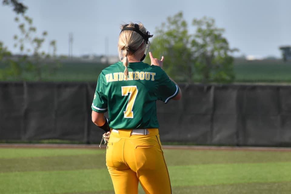 m_vandenbout21's tweet image. District MVP✅
Female athlete of the year✅
Thankful for the past four years, filled with friendships and memories that will last a lifetime ❤️ #7out