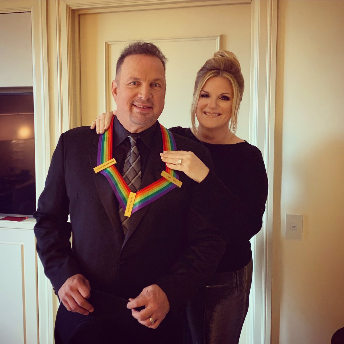 garthbrooks's tweet photo. To loosely quote Maya Angelou
I stand here as one but I stand here for the people who have carried me to this point. Grateful! love, g #KCHonors https://t.co/jMpy0Ay8zn