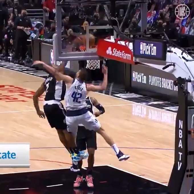 What Pros Wear: Kahwi Leonard Drops Maxi Kleber with Poster Dunk