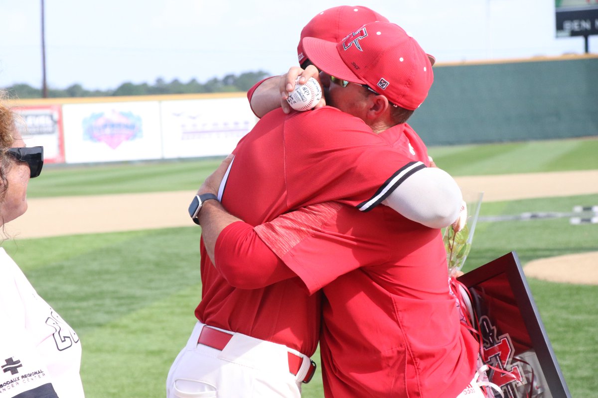 Nicholls_BSB's tweet photo. A couple top shots from today's Senior Day celebration, featuring eight of the best men to grace this program...

@gwa_7, @jddavis_1, @TreverKilcrease, @Alec_Paz22, @ColinKramer12, @papapete421, @BeauBalado &amp; No. 11 Dillon Belle

#dirtyred #makehistory https://t.co/D9XVfF7zBy