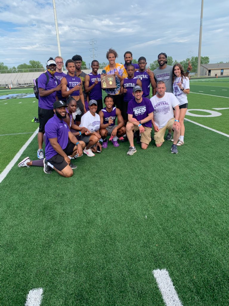 pick_central's tweet photo. DISTRICT CHAMPS! #PLSDproud #WeReady #CentralElite #DoTheWork #HowYaLivin #42 https://t.co/vnnzDY9OHG