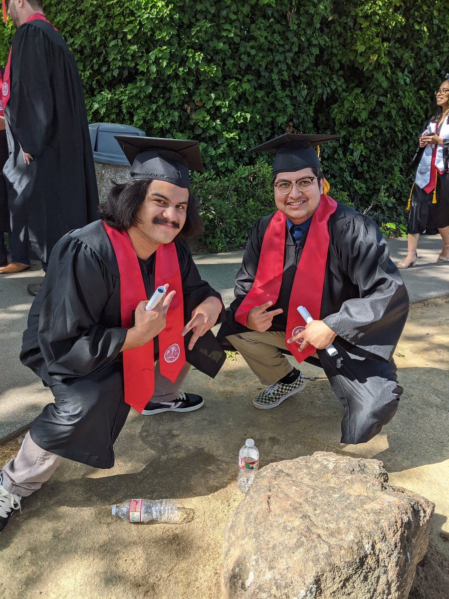 e_der_s's tweet photo. I graduated https://t.co/ufHmiB5wua