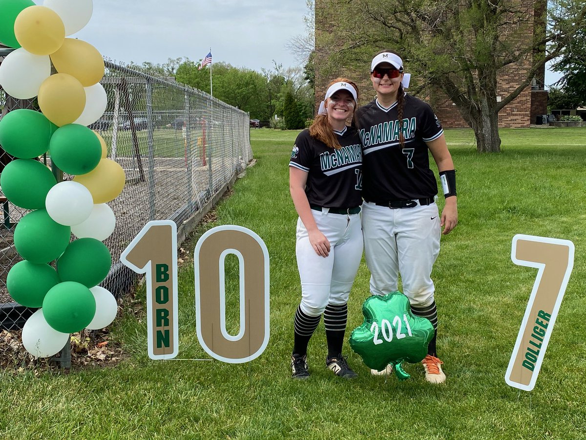 bmacsoftball's tweet photo. HAPPY SENIOR DAY! we LOVE our seniors! The Irish softball family will definitely miss them. Good luck Sydney and Claudia!!♥️☘️🥎 @born_sydney @claudiadolliger https://t.co/rOeoGJSc9A