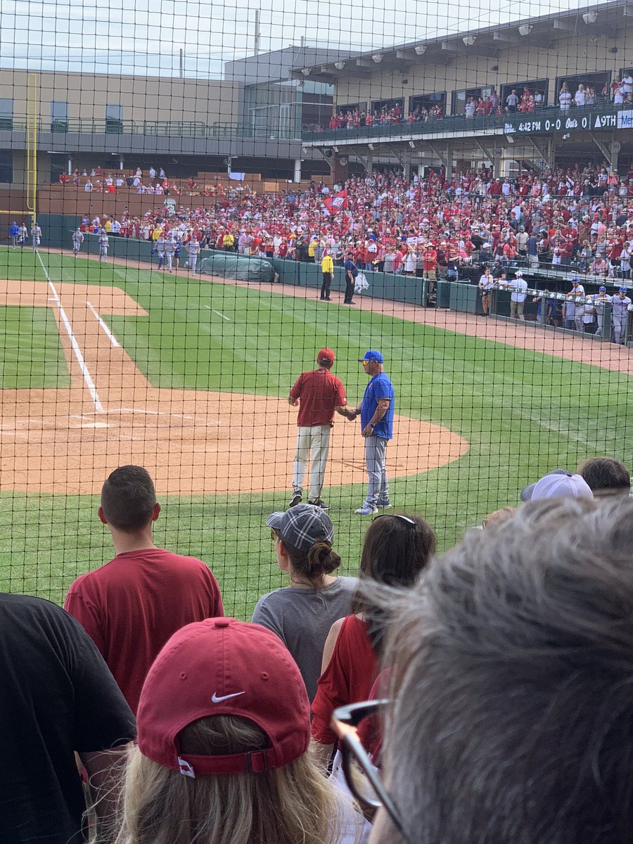 razorpossum's tweet photo. Classy act by Kevin O’Sullivan visiting with DVH after getting swept https://t.co/EhLZMgKJr0