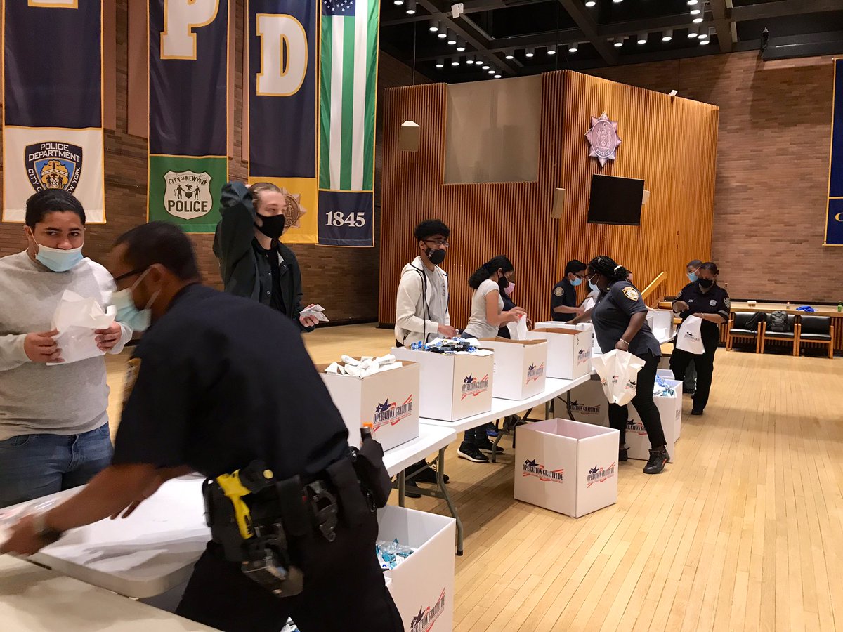 NYPD34Pct's tweet image. Our #NYPDExplorers joined our friends from @OpGratitude at Police Headquarters to help put together hundreds of care packages for our service members &amp;amp; their families.

We thank each and everyone of you for your selfless acts of kindness. YOU are truly inspirational &amp;amp; appreciated
