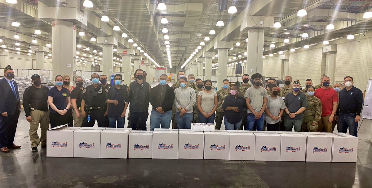 NYPD34Pct's tweet image. Our #NYPDExplorers joined our friends from @OpGratitude at Police Headquarters to help put together hundreds of care packages for our service members &amp;amp; their families.

We thank each and everyone of you for your selfless acts of kindness. YOU are truly inspirational &amp;amp; appreciated