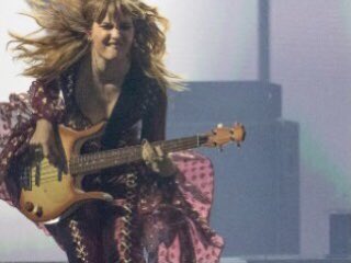 reverb's tweet photo. Congrats to Victoria Di Angelis [@thisismaneskin]’s Danelectro Longhorn bass on its epic #Eurovision win. 🤘

https://t.co/L0Un6F7EgA https://t.co/Hbv3KwlxOl