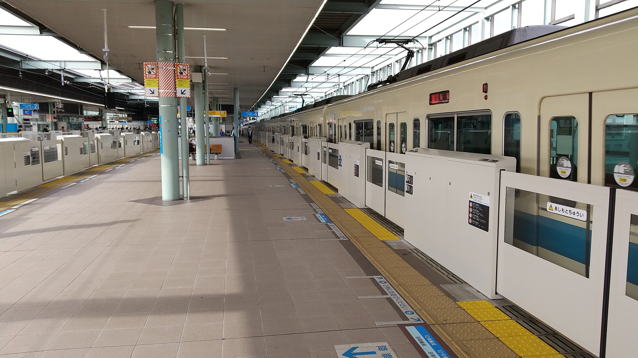 ドアえもん 小田急小田原線 登戸駅 上りホームのホームドアが稼働開始しました 下りホームは既に稼働しているので これで全てのホームでホームドアが稼働したことに 小田急線 登戸駅 ホームドア T Co N3jicilo4g Twitter