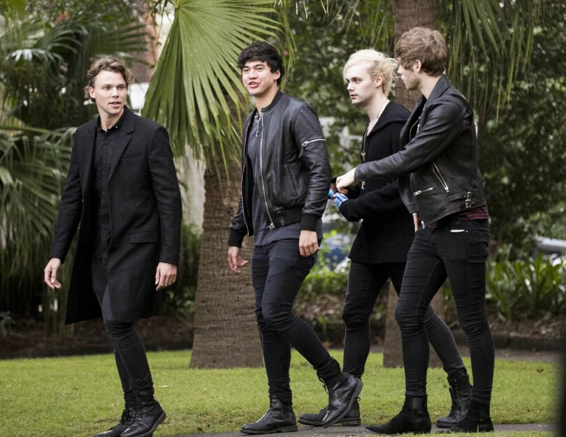 5SOSBrazil's tweet photo. O mais bonito é o de preto https://t.co/aPliSEQoYZ
