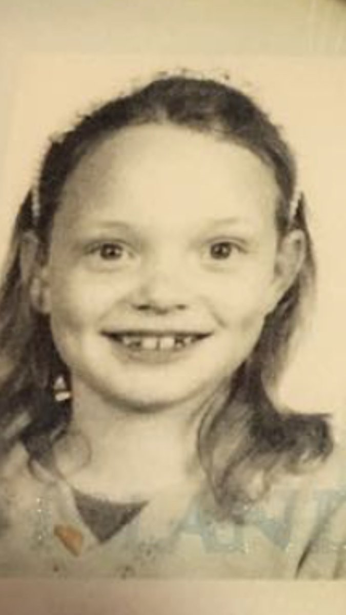 Búið að líkja mér mikið við <a href="/arnyfjola/">Arnyfjola</a>
Sá síðan líkindin þegar ég sá þessa mynd á insta og við vorum samt greinilega MJÖG líkar sem börn, mín eigin móðir trúði að þetta væri ég 😂 #12stig