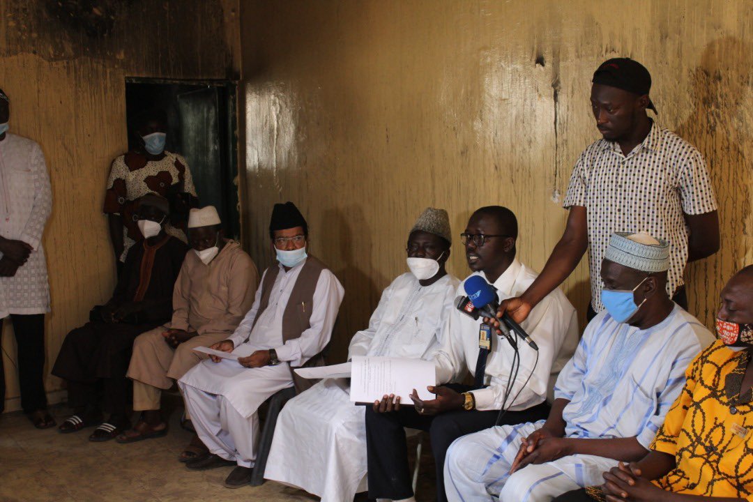 La communauté musulmane #Ahmadiyya de la Gambie 🇬🇲 apporte son soutien aux familles des victimes des incendies de Tabokoto et Talinding.

Ahmadiyya #Muslim community in the #Gambia 🇬🇲 extends support to families of fire victims in Tabokoto and Talinding.