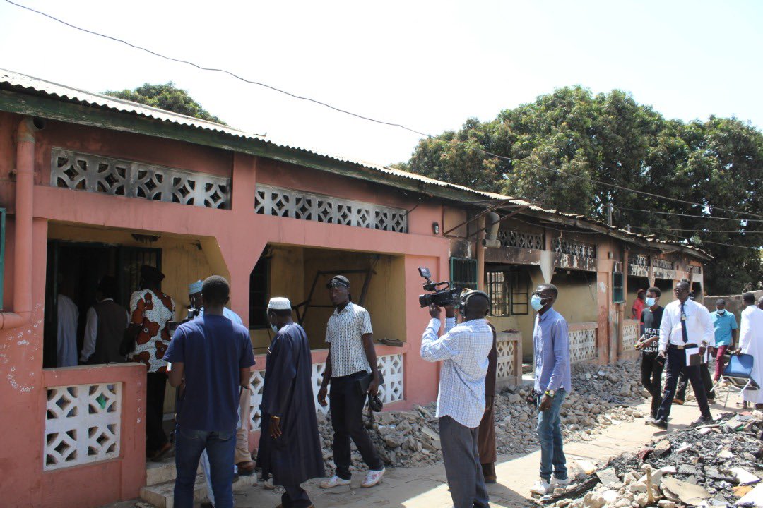 islam_et_media's tweet photo. La communauté musulmane #Ahmadiyya de la Gambie 🇬🇲 apporte son soutien aux familles des victimes des incendies de Tabokoto et Talinding.

Ahmadiyya #Muslim community in the #Gambia 🇬🇲 extends support to families of fire victims in Tabokoto and Talinding. https://t.co/8mOWDHl630