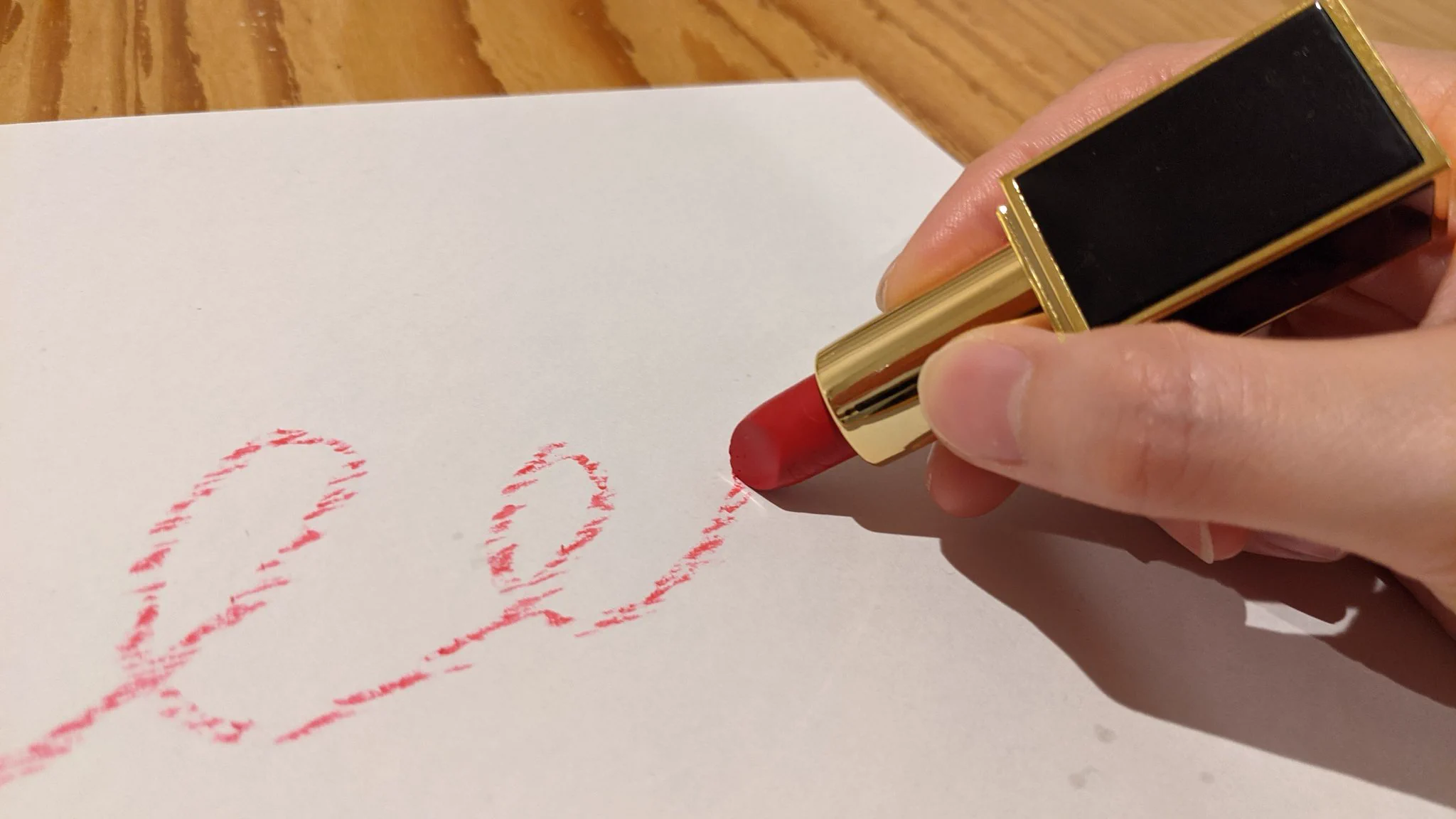 子供の頃の夢が叶う！「お母さんの口紅でお絵かき」できるクレヨン爆誕！