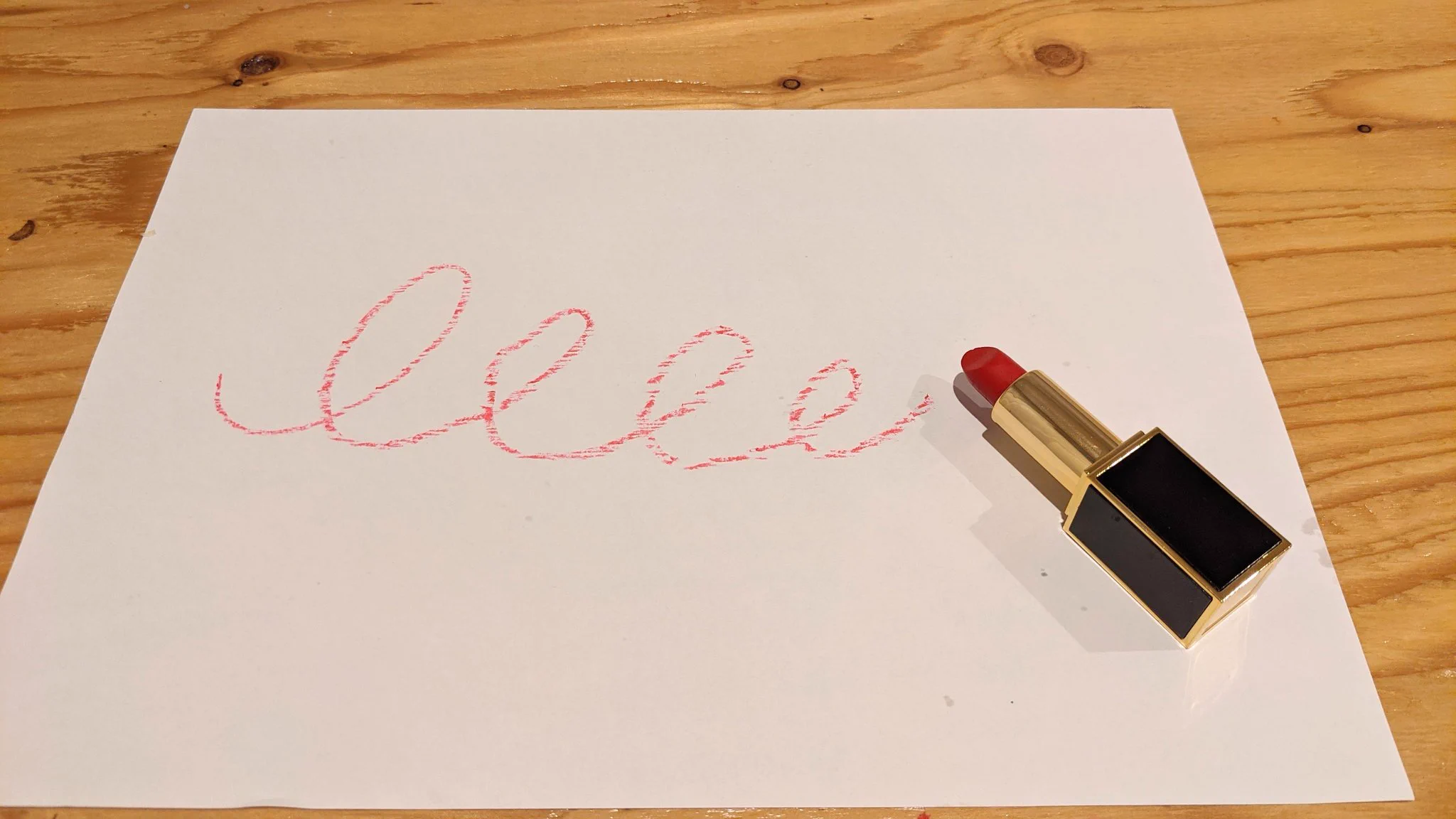 子供の頃の夢が叶う！「お母さんの口紅でお絵かき」できるクレヨン爆誕！