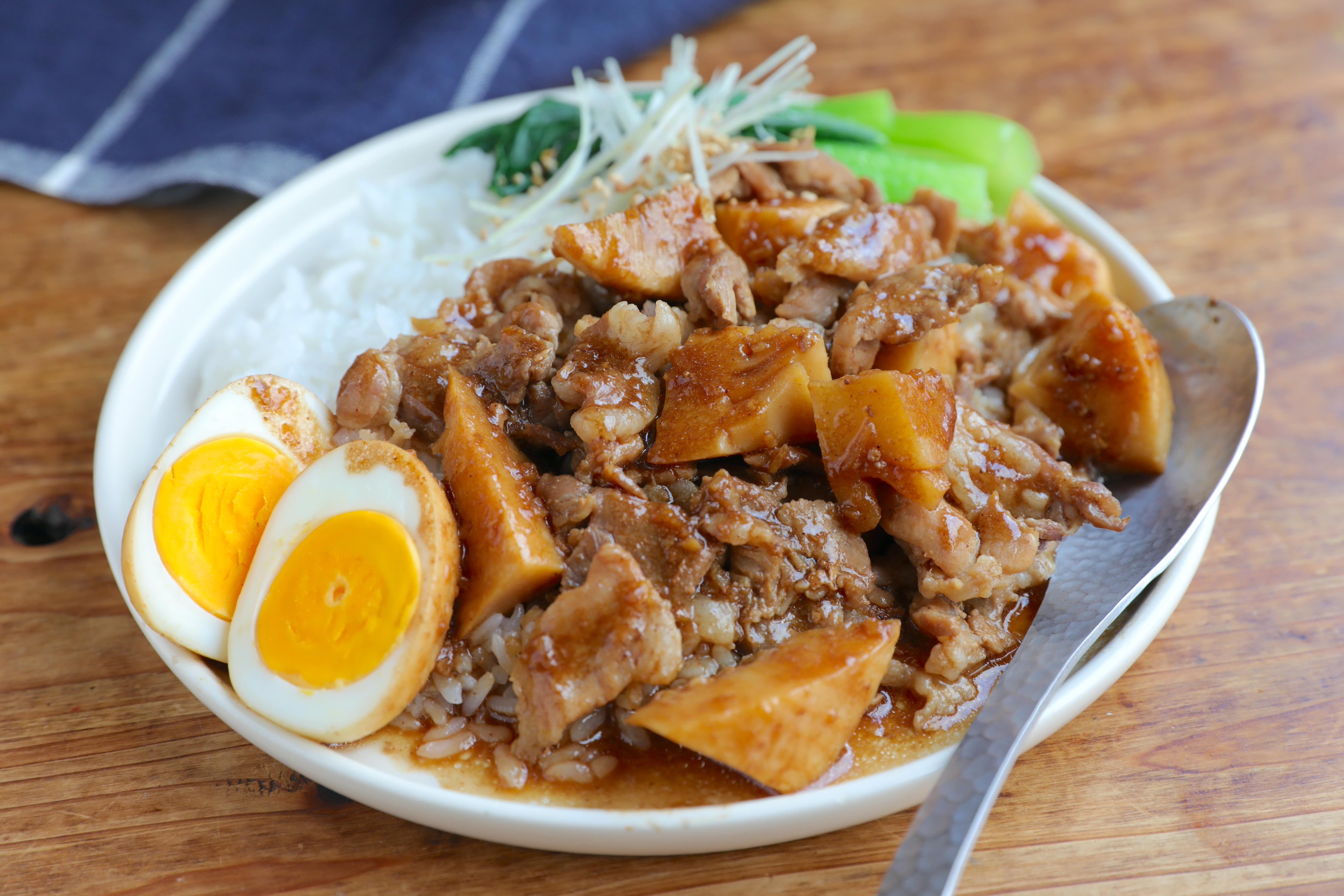 ぐっち夫婦 料理家 わ 本場のルーローハンがおうちで再現できた 筍の食感も抜群だからやってみて ごろっとたけのこ入りル ローハン フライパンに油 しょうが にんにく 豚肉 たけのこ 調味料入れゆで卵 器にごはん 具材 チンゲン菜 ネギ