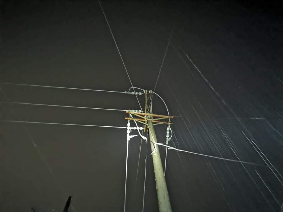 JocolRuben's tweet photo. Al menos 10 intervenciones en las zonas 2, 4, 5, 6, 7, 8 y salida a Almolonga han realizado los técnicos de la Empresa Eléctrica Municipal de #Quetzaltenango, -#EEMQ- en este momento se ha logrado restablecer el servicio en un 95 por ciento. @stereo100xela https://t.co/BY71pYQSoh
