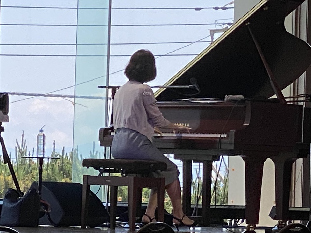 連日雨が続きますが本日は西村由紀江さんのコンサート、久しぶりの晴天に恵まれました。新作CDもリリース、いずれも彼女ならではの力作です。今日はチェロ椅子を持参したので終演まで付き合います。鎌倉朝7時、サーフィンの方々だけ300人くらいいました。