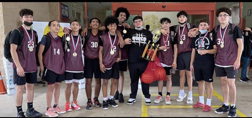 SantiagoLewis34's tweet photo. my dawgs fr 🤞🏼💚 wouldn’t do it with no one else ‼️ @HighlandsOwl @HHSOwlAthletics https://t.co/G2H1jexANS