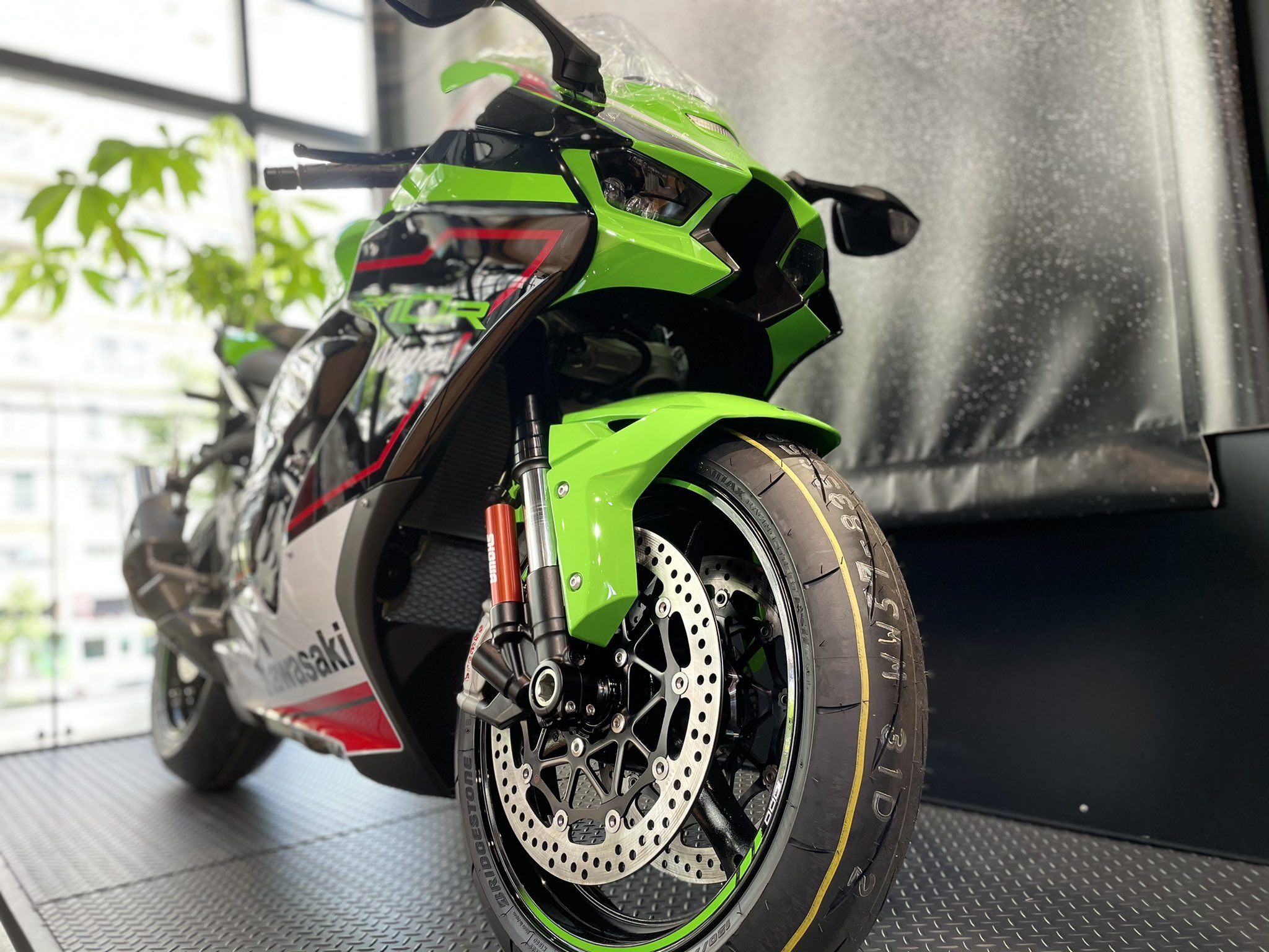 カワサキ プラザ東京足立 新型 Ninja Zx10r Krtが入荷しました ご成約車のため 展示のみとなります 新型 ニューモデル Ninja Zx10r Krt サーキットは安全 バイク乗りとして軽く自己紹介 カワサキプラザ T Co Fvaeedao8y Twitter