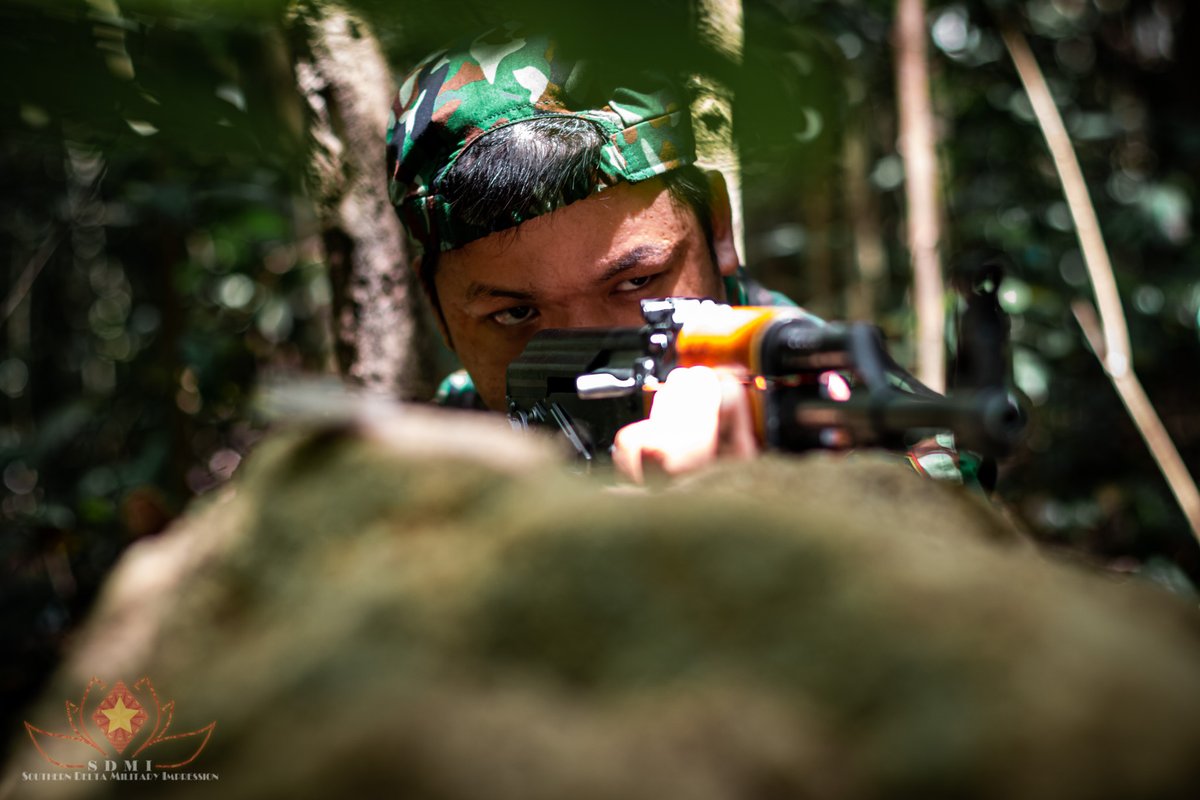 SDMImpression's tweet photo. Tái hiện hình ảnh bộ đội trinh sát đặc nhiệm thực hi��n nhiệm vụ trong set quân phục K-17.
Reenactor: B.K.P, Sword.
Reenactment of VPA's Special Recon unit in duty in K-17 set. https://t.co/E18oywKoso
