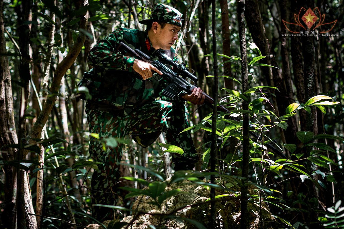 SDMImpression's tweet photo. Tái hiện hình ảnh bộ đội trinh sát đặc nhiệm thực hi��n nhiệm vụ trong set quân phục K-17.
Reenactor: B.K.P, Sword.
Reenactment of VPA's Special Recon unit in duty in K-17 set. https://t.co/E18oywKoso