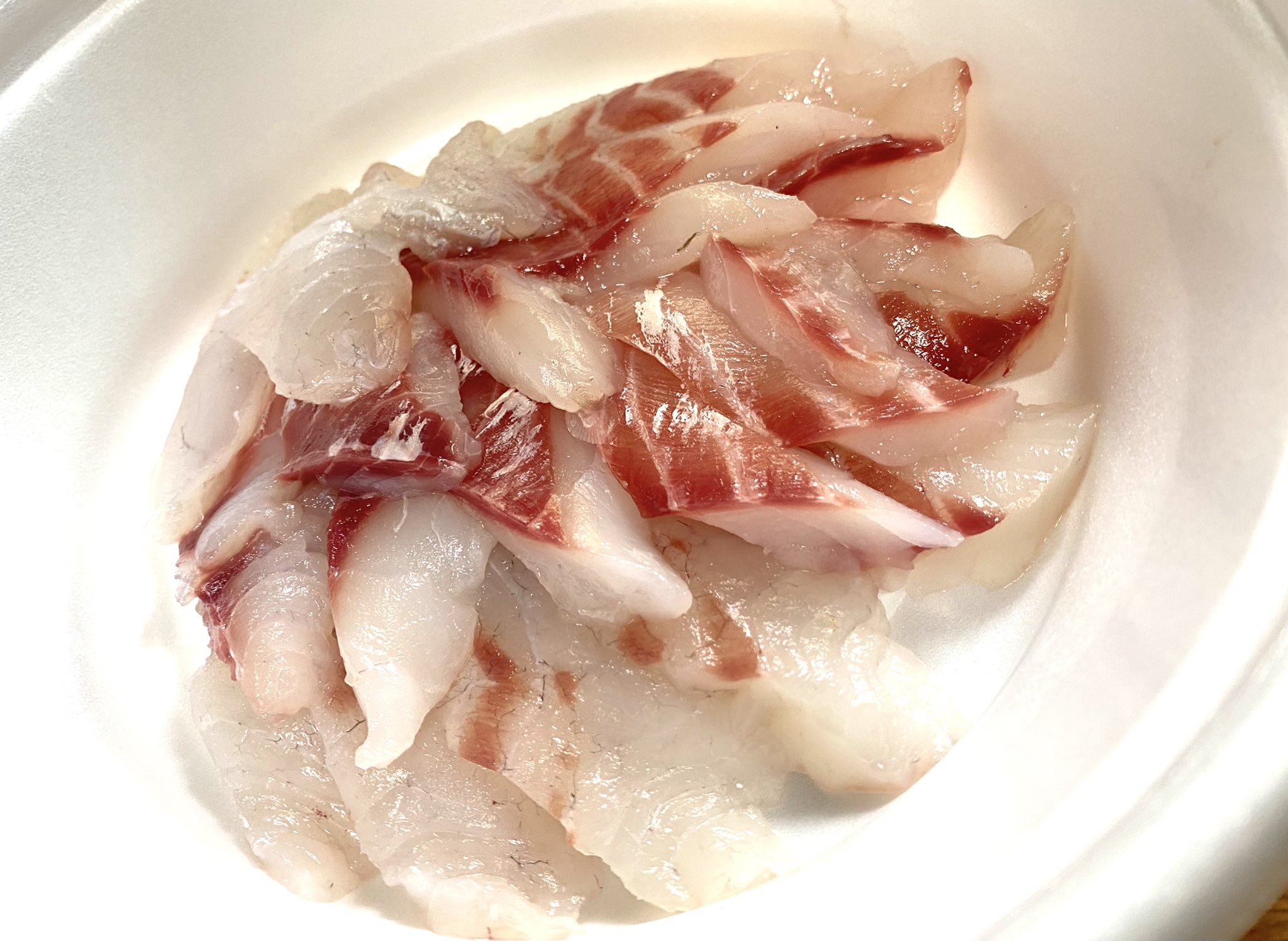 せんべろnet お刺身が食べたくてまた中板橋 晩杯屋 さんの店頭販売へ 一匹買いの黒鯛500円 ウマズラハギ 400円 アジ0円を刺身用に下処理してもらった 下処理代400円 ウマヅラハギは肝付きだったから肝醤油にした どれもめちゃうまい 特に