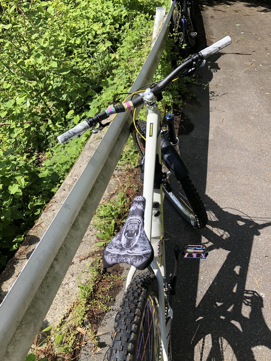 A_SHIBUYA_'s tweet photo. 明るい色合いのバイクにしたくてシルバーパーツをチョイスしてみました。
フォルモサのシルバーリム、ハブがお気に入り🎶
#SantaCruz        #Chameleon
#ROCKSHOX     #PIKEUltimate
#ChrisKing         #RACEFACE
#FORMOSA       #Pillar
#DMR                 #SDG
#SHIMANO        #SAINT   #XT https://t.co/QlQPAiKxUf