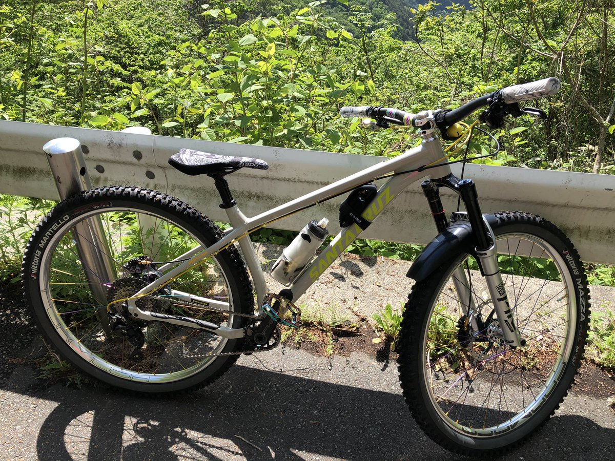 A_SHIBUYA_'s tweet photo. 明るい色合いのバイクにしたくてシルバーパーツをチョイスしてみました。
フォルモサのシルバーリム、ハブがお気に入り🎶
#SantaCruz        #Chameleon
#ROCKSHOX     #PIKEUltimate
#ChrisKing         #RACEFACE
#FORMOSA       #Pillar
#DMR                 #SDG
#SHIMANO        #SAINT   #XT https://t.co/QlQPAiKxUf