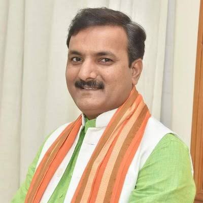 pankajjha_'s tweet photo. #यूपी के शिक्षा मंत्री सतीश द्विवेदी कमाल के निकले. अपने भाई को EWS कोटे से असिस्टेंट प्रोफ़ेसर बनवा दिया.भाई और उनकी पत्नी दोनों पहले से नौकरी कर रहे थे लेकिन सरकारी फाइल में ‘गरीब’ बन गए. उम्मीद है योगी आदित्यनाथ जी इसकी जाँच करवायेंगे https://t.co/0IvzQeyruz